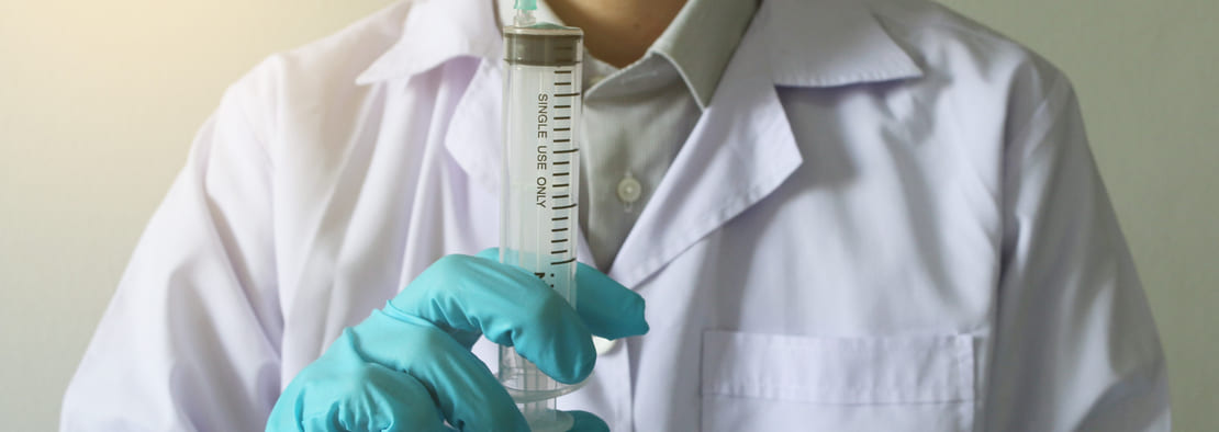 Врач со шприцом в руках